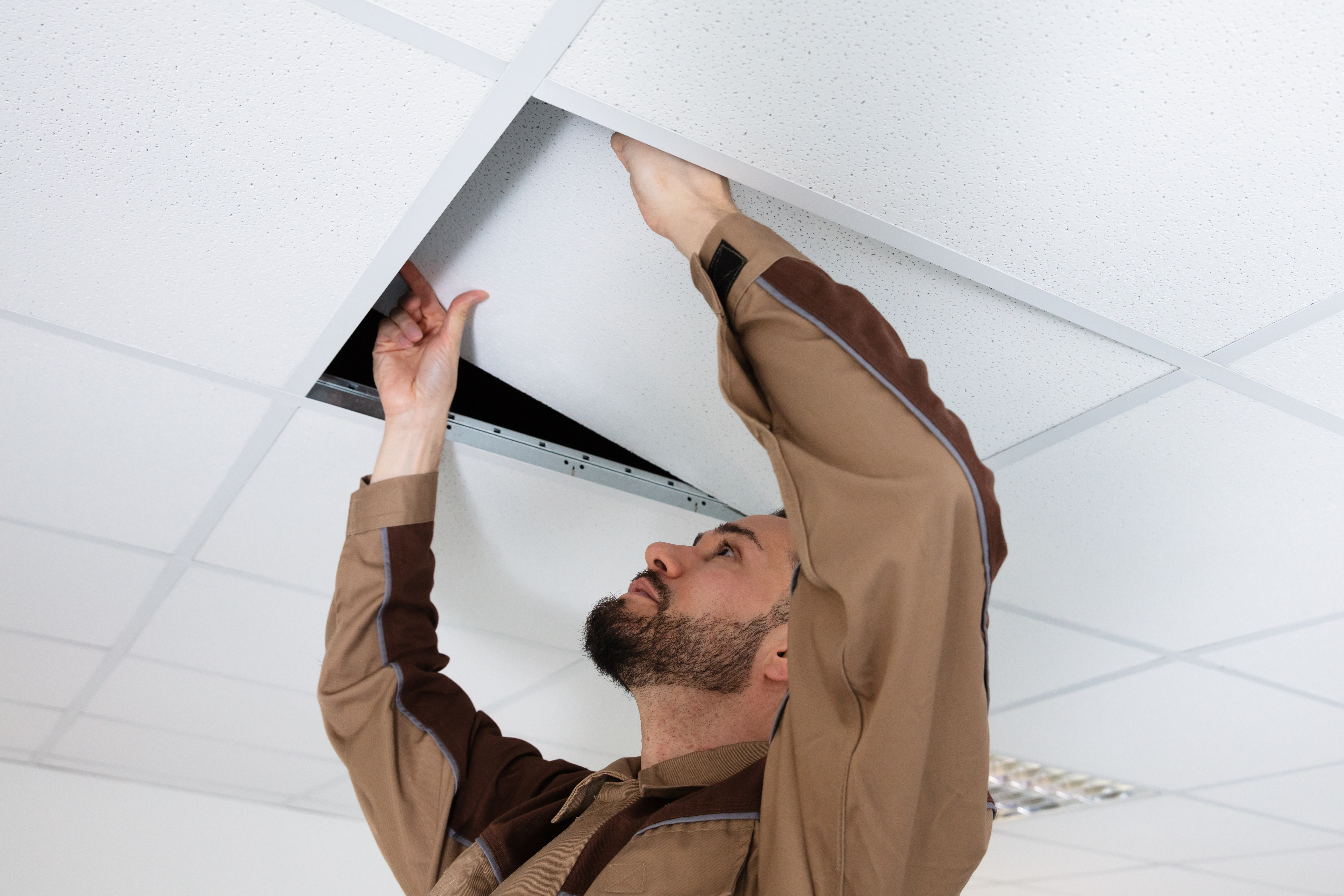 electrician_installing_ceiling